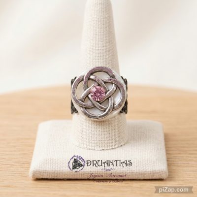 Un anillo en metal negro antialérgico labrado, regulable con central de nácar y swarosky con símbolos celta del árbol de la vida, el cual te otorgará todo lo que necesitas a nivel de protección y de prosperidad Un anillo diseño exclusivo de mi marca, el cual puede regularse, hasta el número 18. Lleva artesanía única de calidad y al mejor precio, dado que su lacado negro no se pierde con los años. ENLACES DE INTERÉS Puedes encontrar más anillos antialérgicos con otros símbolos celtas en: SIMBOLOGÍA CELTA – DRUANTIAS JOYERÍA ARTESANAL Y todo sobre la simbología del árbol de la vida en: Antialérgico archivos – DRUANTIAS JOYERÍA ARTESANAL
