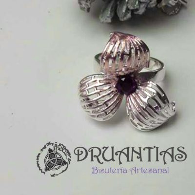 Anillo Flor 925 ANATUR20, engaste central de granate con corte diamante de unos8mm y sobre base de plata de ley 925 de flor gigante.