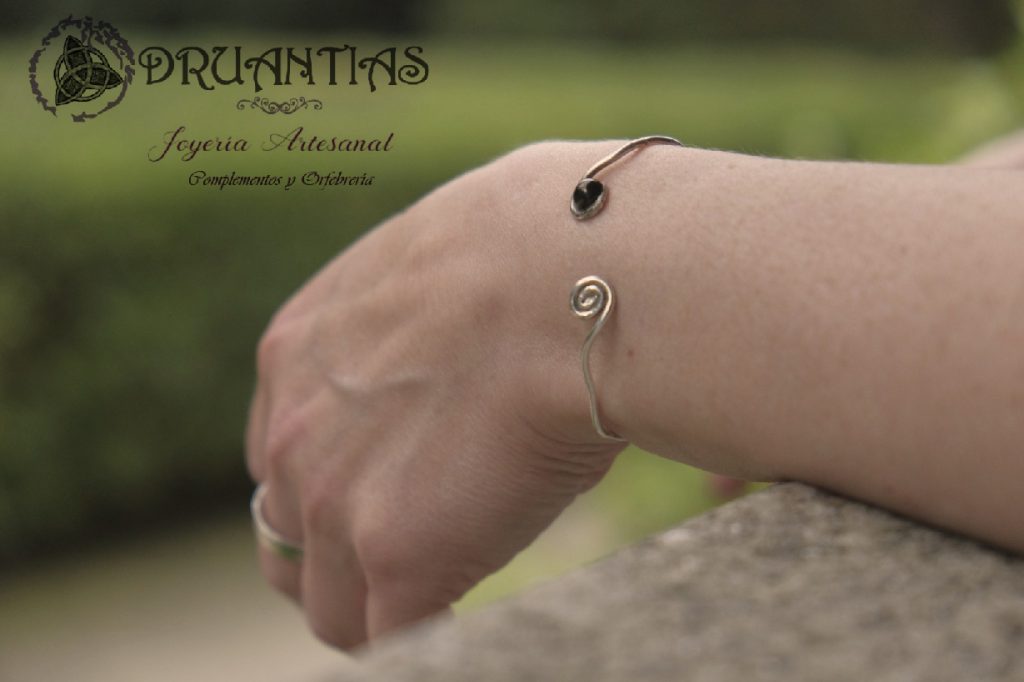 Dru, pura plata brazalete de runas y azabache
Simbología Celta en Druantias