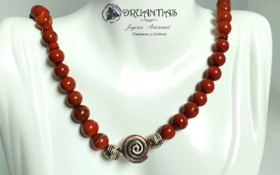 Gargantilla Espiral Acero- GCELTA17, con jaspe rojo en bola y central de espiral de la vida celta, runa sin fin con cierres y accesorios en acero. Único