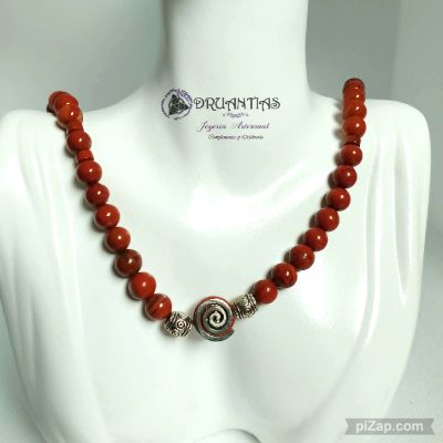 Gargantilla Espiral Acero- GCELTA17, con jaspe rojo en bola y central de espiral de la vida celta, runa sin fin con cierres y accesorios en acero. Único