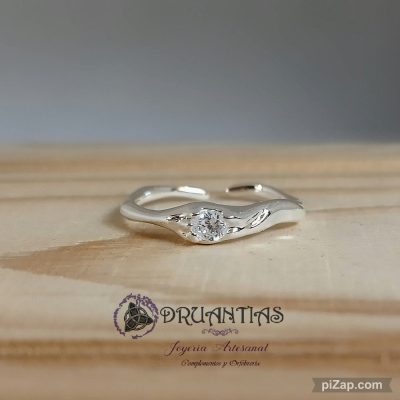 Anillo Desigual 925 AMIN7, ondas desiguales con central de circonita en corte diamante engastada, regulable en plata de ley 925